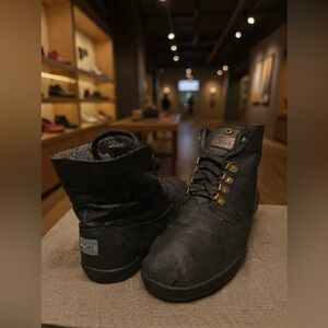 TOMS Men's Black Leather Chukka Boots with Metal Eyelets